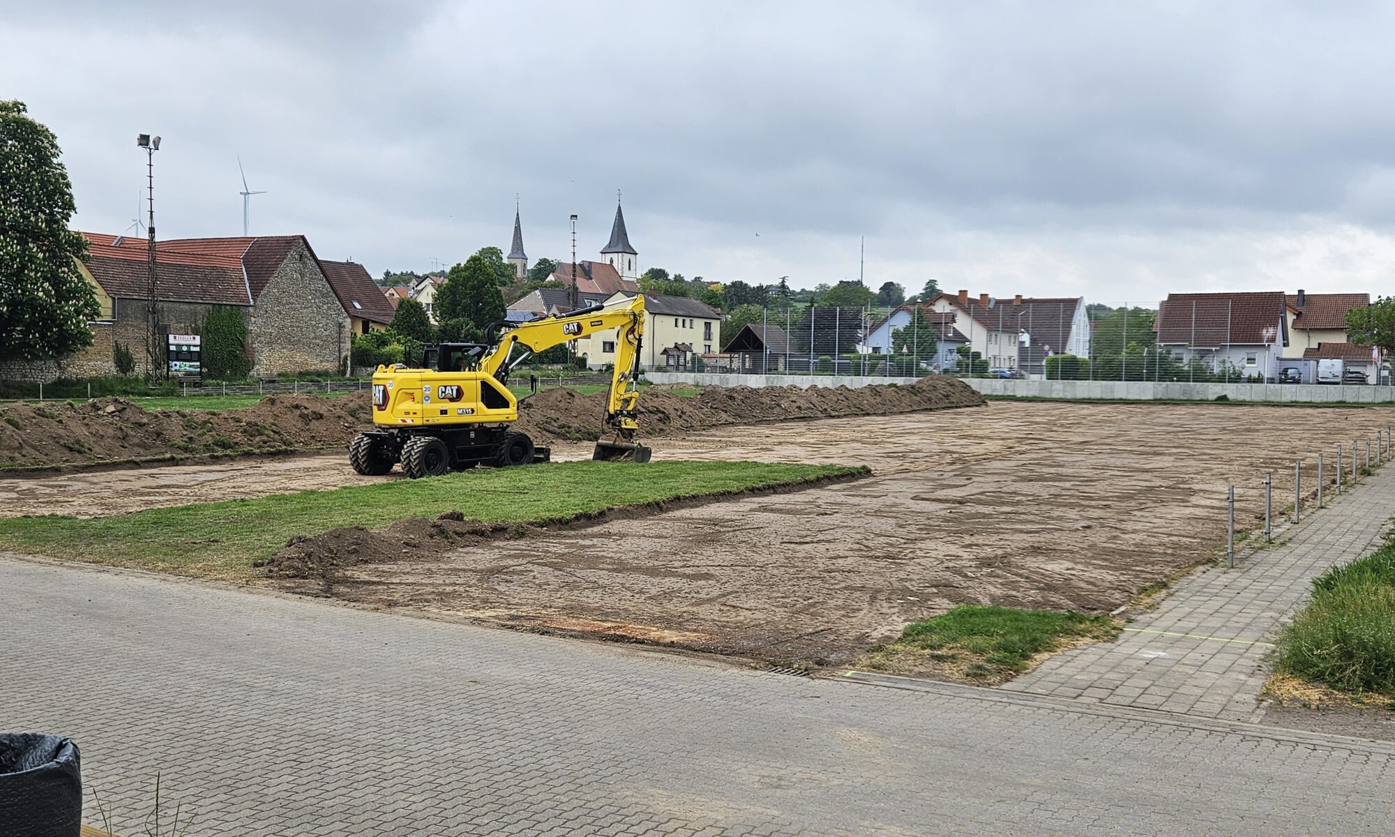 Arbeiten am Sportplatz haben begonnen.